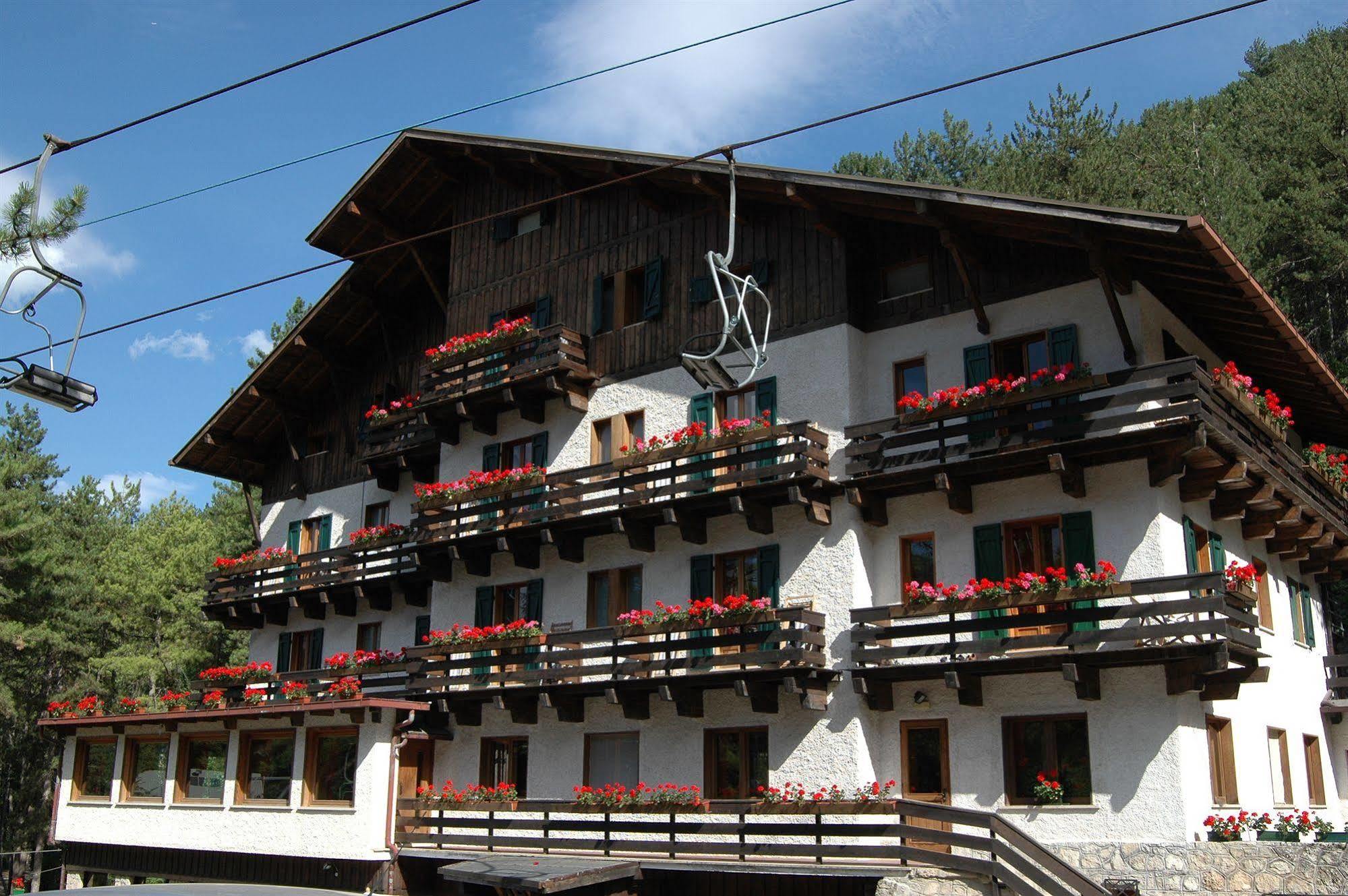 Hotel Garni Mille Pini Scanno Exterior photo